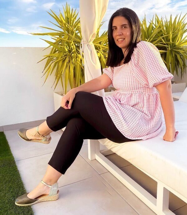 Laura wearing her elegant espadrilles from Spanish brand Oinak. Gingham top: LTS, Trousers: ASOS