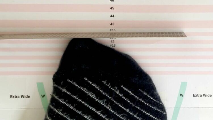 Here my right foot measures European shoe size 42.5 on the printable chart