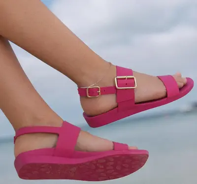 Bared strappy rubber sandals in raspberry